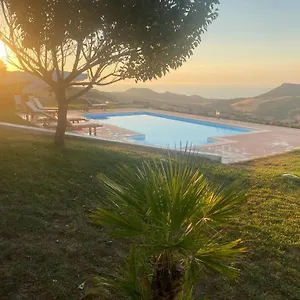 Villa Infinity, Tergu
